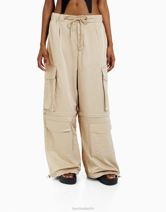 Kamel Bershka Frauen Cargohose aus Nylonmischung H00J1355