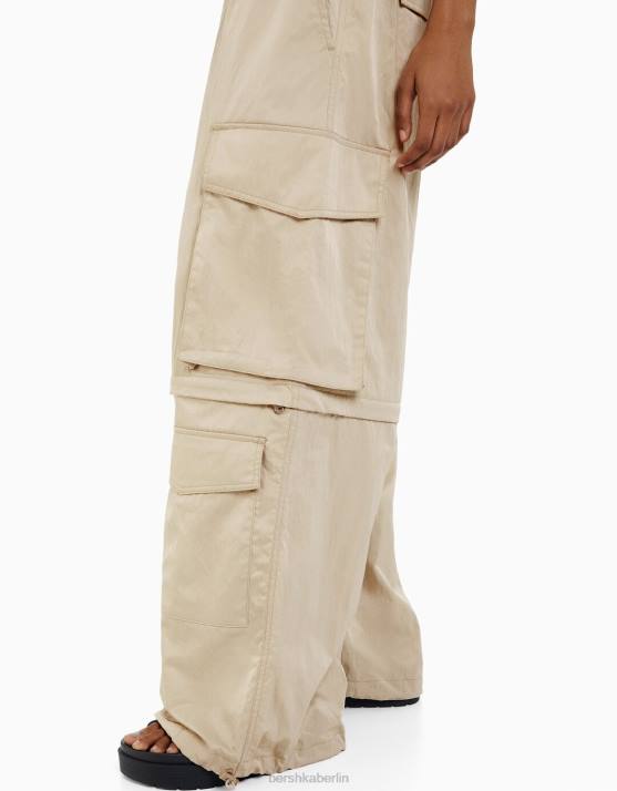 Kamel Bershka Frauen Cargohose aus Nylonmischung H00J1355