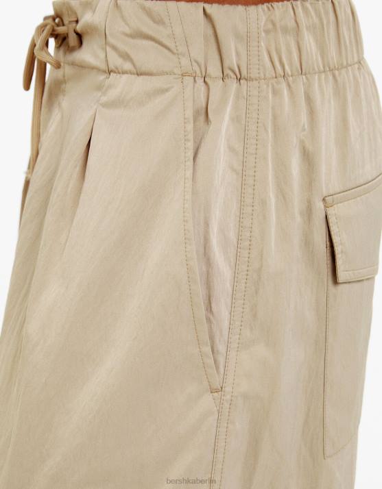 Kamel Bershka Frauen Cargohose aus Nylonmischung H00J1355