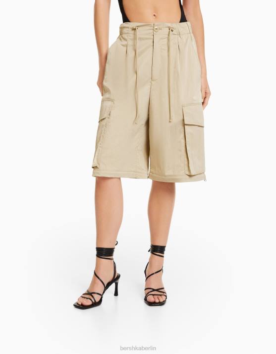 Kamel Bershka Frauen Cargohose aus Nylonmischung H00J1356