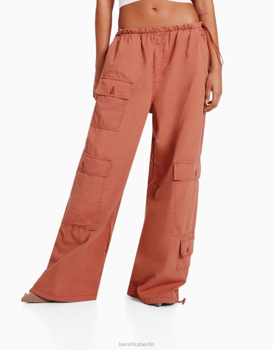 Rosa Bershka Frauen Cargo-Fallschirmhose H00J1301