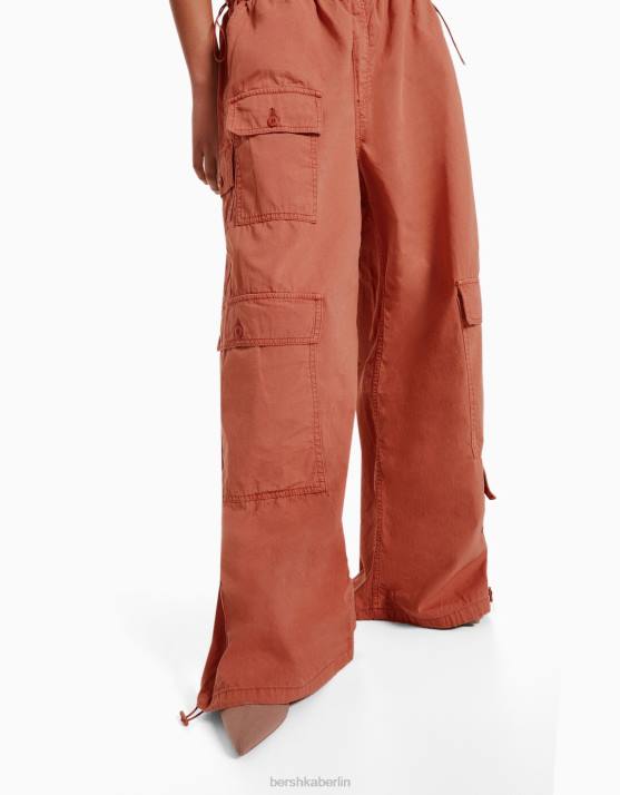 Rosa Bershka Frauen Cargo-Fallschirmhose H00J1301
