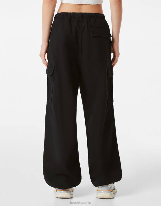 Schwarz Bershka Frauen Cargo-Fallschirmjeans H00J1402