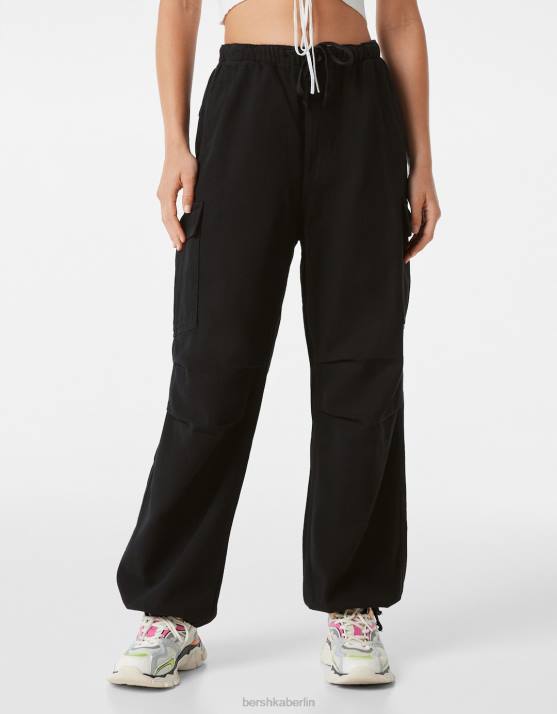 Schwarz Bershka Frauen Cargo-Fallschirmjeans H00J1402