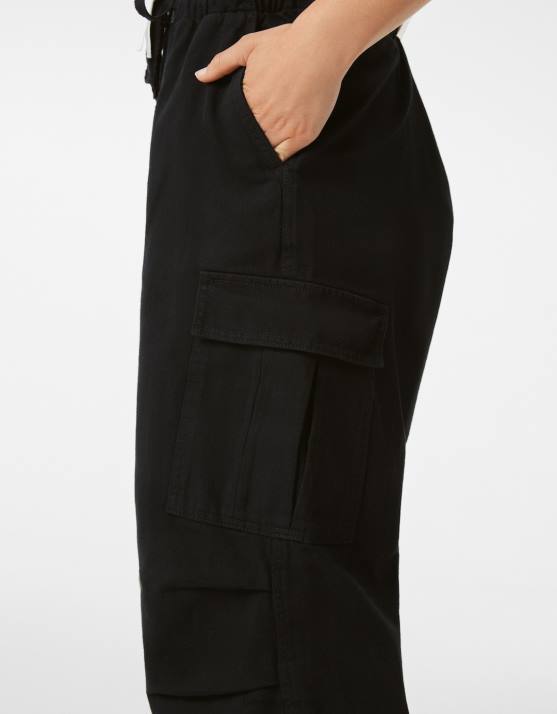 Schwarz Bershka Frauen Cargo-Fallschirmjeans H00J1402