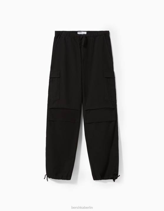 Schwarz Bershka Frauen Cargo-Fallschirmjeans H00J1402