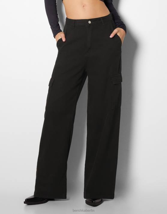 Schwarz Bershka Frauen Cargo-Jeans mit weitem Bein H00J1342