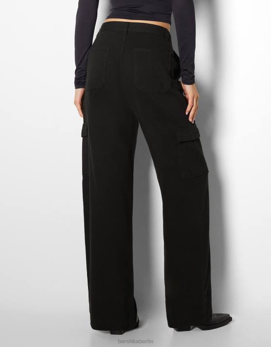 Schwarz Bershka Frauen Cargo-Jeans mit weitem Bein H00J1342