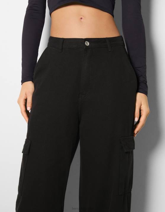 Schwarz Bershka Frauen Cargo-Jeans mit weitem Bein H00J1342