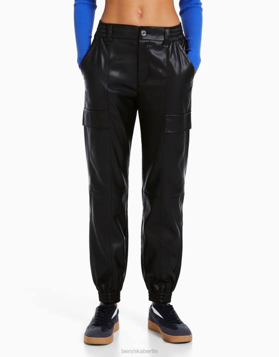 Schwarz Bershka Frauen Cargo-Jogginghose aus Kunstleder H00J1364