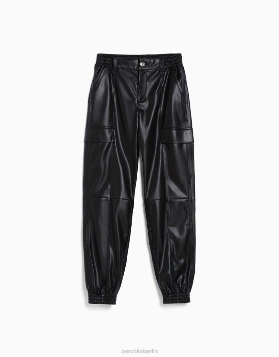 Schwarz Bershka Frauen Cargo-Jogginghose aus Kunstleder H00J1364