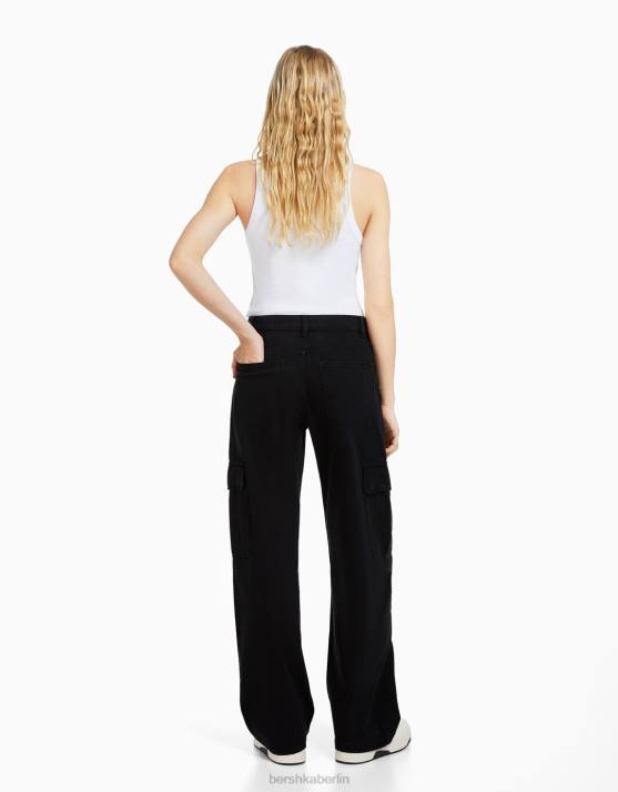 Schwarz Bershka Frauen Gerade geschnittene Cargo-Jeans H00J1352