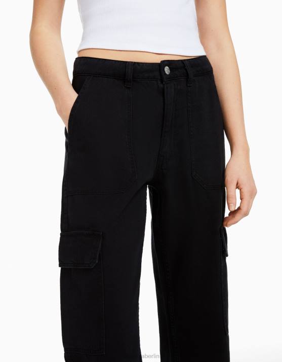 Schwarz Bershka Frauen Gerade geschnittene Cargo-Jeans H00J1352
