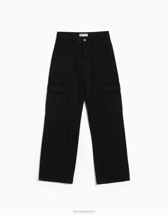 Schwarz Bershka Frauen Gerade geschnittene Cargo-Jeans H00J1352