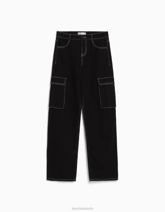 Schwarz Bershka Frauen Gerade geschnittene Cargo-Jeans H00J1386