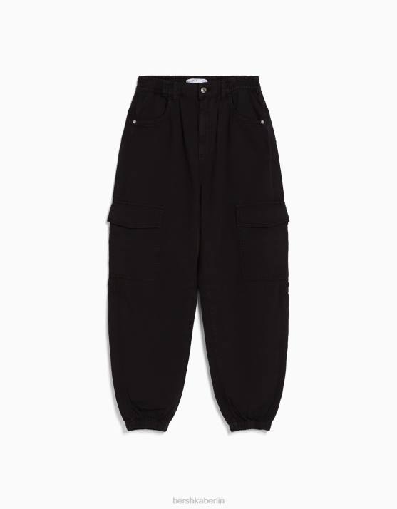Schwarz Bershka Frauen Jogginghose aus Baumwolle mit geraffter Taille und Taschen H00J1346