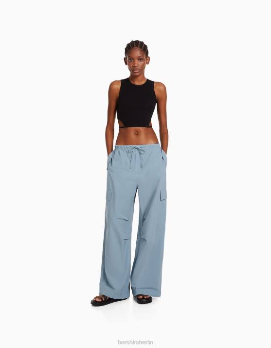 blau verwaschen Bershka Frauen Cargo-Jogginghose mit Fallschirmimitat aus Nylonimitat H00J1327