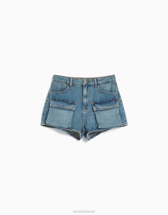 blau verwaschen Bershka Frauen Denim-Cargo-Shorts H00J1393