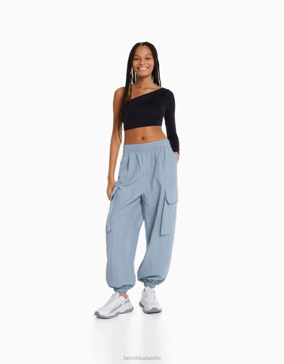 dunkelgrau Bershka Frauen Cargo-Jogginghose aus Nylon mit Taschen H00J1337