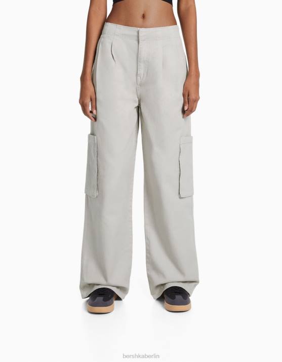 grau Bershka Frauen Low-Rise-Cargo-Jeans H00J1371