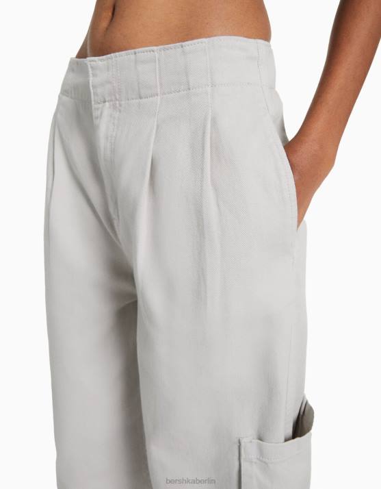 grau Bershka Frauen Low-Rise-Cargo-Jeans H00J1371