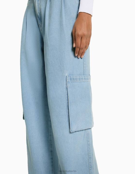 hellblau Bershka Frauen Cargo-Jeans mit Falten H00J1370