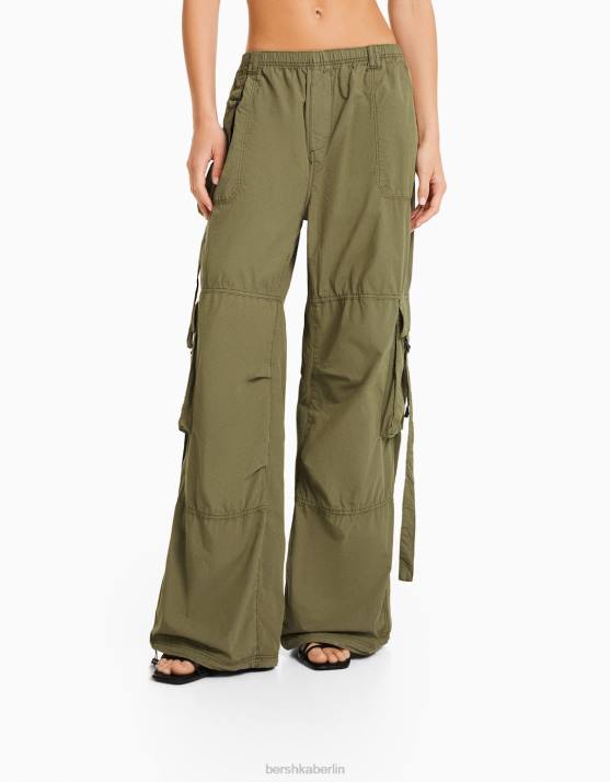 khaki Bershka Frauen Cargohose aus Twill-Oktopus H00J1329