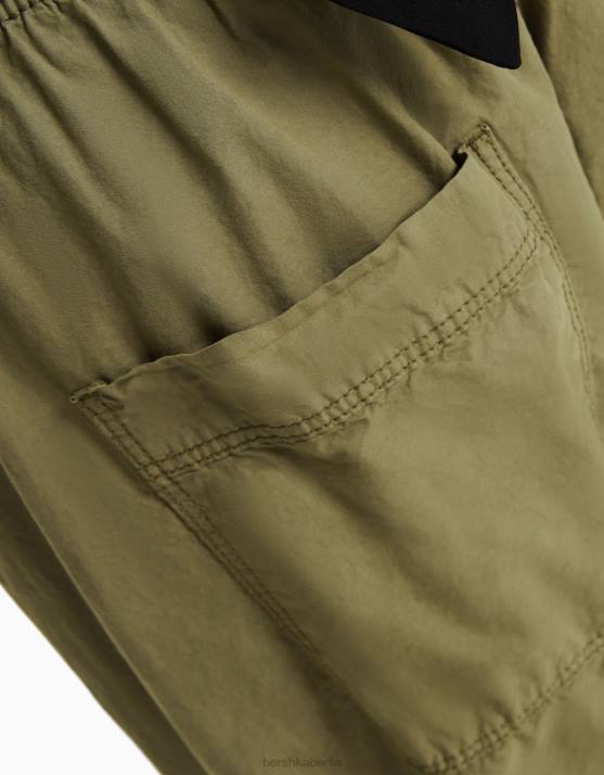 khaki Bershka Frauen Cargohose aus Twill-Oktopus H00J1329