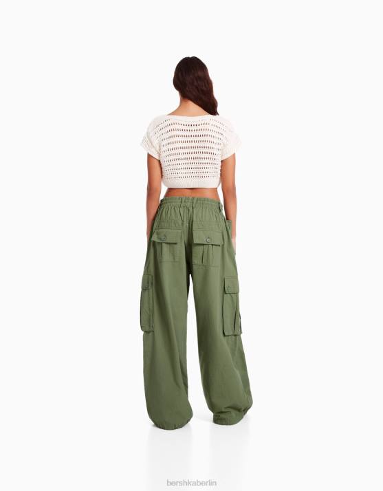 khaki Bershka Frauen weite, voluminöse Cargohose H00J1361