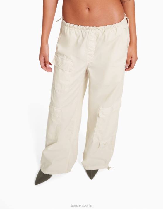 nicht-gerade weiss Bershka Frauen Cargo-Fallschirmhose H00J1300