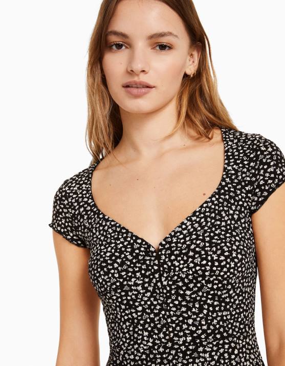 Schwarz Bershka Frauen Bedrucktes, kurzärmliges Minikleid mit herzförmigem Ausschnitt H00J273