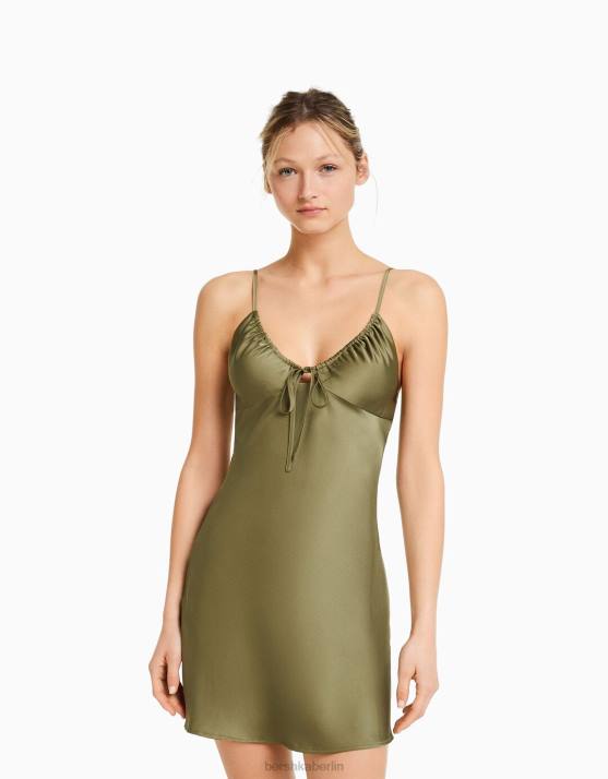 khaki Bershka Frauen Fließendes Satin-Minikleid mit Trägern und Raffung H00J70