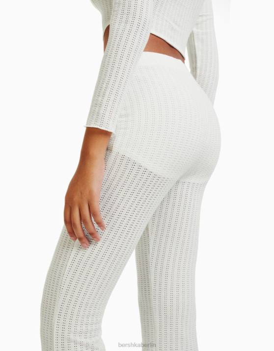 Creme Bershka Frauen Offen gestrickte Schlaghose H00J2041