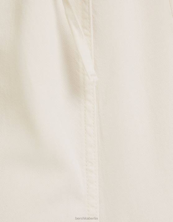 Creme Bershka Frauen Denim-Jumpsuit mit Trägern H00J85