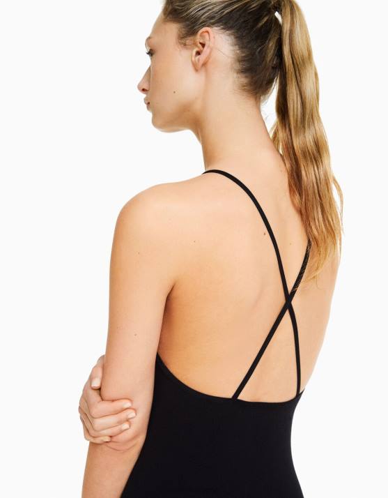 Schwarz Bershka Frauen Nahtloser Jumpsuit mit Trägern und überkreuztem Rücken H00J96