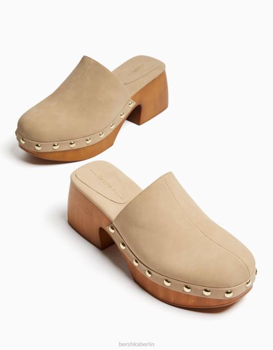 Sand Bershka Frauen Clogs mit Nieten und Plateauabsatz H00J2247