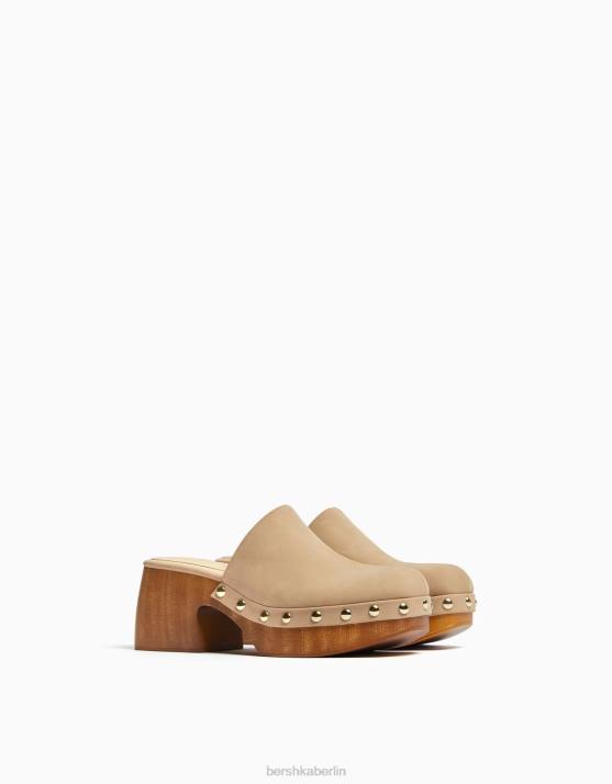 Sand Bershka Frauen Clogs mit Nieten und Plateauabsatz H00J2249