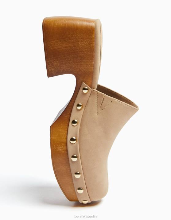 Sand Bershka Frauen Clogs mit Nieten und Plateauabsatz H00J2249