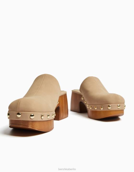 Sand Bershka Frauen Clogs mit Nieten und Plateauabsatz H00J2250