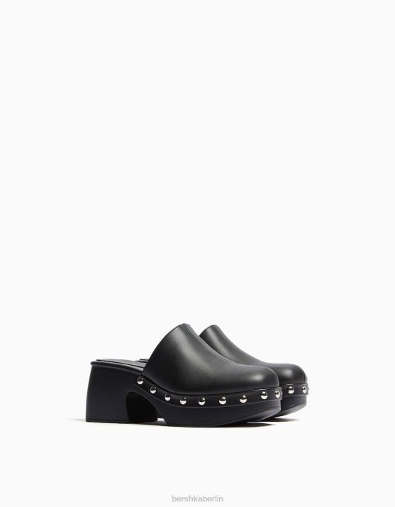 Schwarz Bershka Frauen Clogs mit Nieten und Plateauabsatz H00J2246