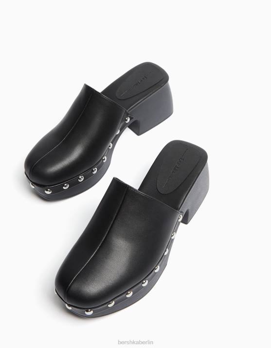 Schwarz Bershka Frauen Clogs mit Nieten und Plateauabsatz H00J2246