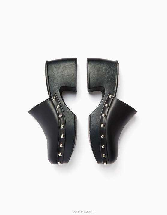 Schwarz Bershka Frauen Clogs mit Nieten und Plateauabsatz H00J2246