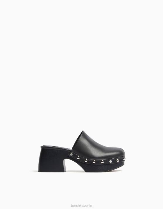 Schwarz Bershka Frauen Clogs mit Nieten und Plateauabsatz H00J2246