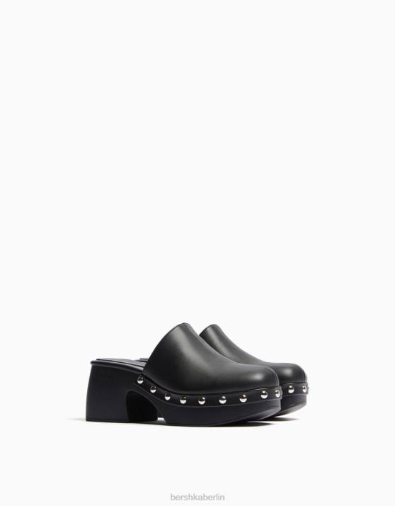Schwarz Bershka Frauen Clogs mit Nieten und Plateauabsatz H00J2248