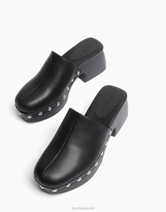 Schwarz Bershka Frauen Clogs mit Nieten und Plateauabsatz H00J2248
