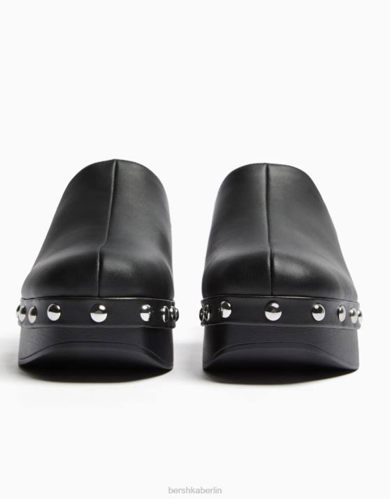 Schwarz Bershka Frauen Clogs mit Nieten und Plateauabsatz H00J2248