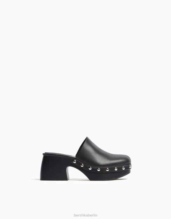 Schwarz Bershka Frauen Clogs mit Nieten und Plateauabsatz H00J2248