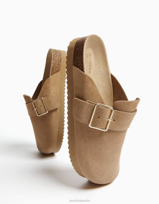 Sand Bershka Frauen Lederclogs mit Schnalle H00J2336