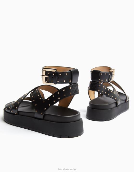 Schwarz Bershka Frauen Flache Plateausandalen mit Nieten H00J1896