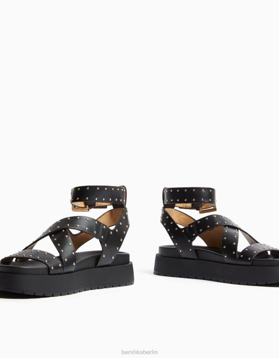 Schwarz Bershka Frauen Flache Plateausandalen mit Nieten H00J1896